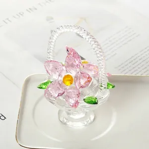 Detailansicht eines eleganten rosa Kristallblumenkorbs als Geschenk zum Muttertag Dekor.