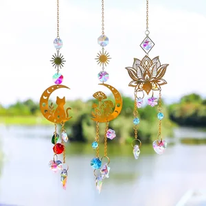 Attrape-soleil dorés complexes avec motifs de lune, chat et lotus et cristaux