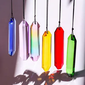 Detailansicht bunter Kristallprisma-Sonnenfänger in sechs lebhaften Regenbogenfarben.