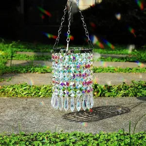 Detalle del atrapasol de cristal irisado que refracta luz de arcoíris vibrante en el jardín