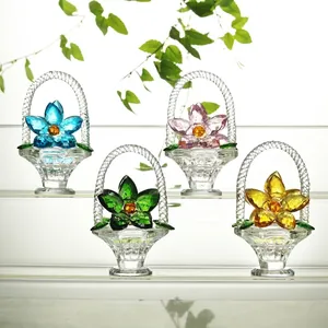 Set mit vier bunten facettierten Kristallblumenkörben für elegante Tischdekoration zu Hause