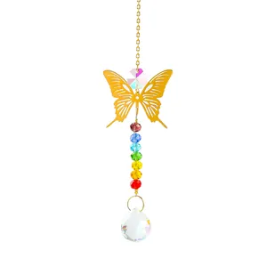 Detailansicht eines Sonnenfängers mit goldenem Schmetterling und Kristallperlen