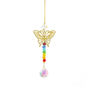 Nahaufnahme des funkelnden Kristall-Sonnensfängers mit goldenem Schmetterling und Regenbogenperlen