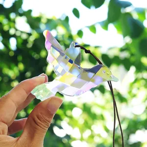 Gros plan de l'attrape-soleil colibri en cristal AB irisé aux facettes arc-en-ciel