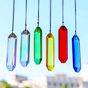Set aus sechs bunten Kristallprisma-Sonnenfängern vor einem klaren blauen Himmelshintergrund