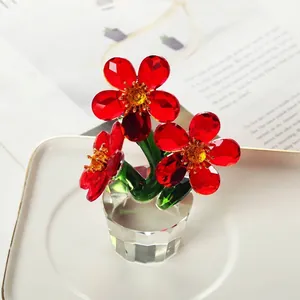 Gros plan de fleurs en cristal facetté rouge dans un pot en verre