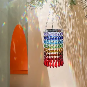 Primer plano de un atrapasol de cristal arcoíris que refleja luz de colores vivos