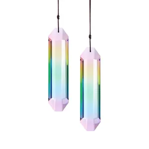 Detail von Regenbogen-Kristall-Sonnenfängern mit einem sechseckigen Prismen-Farbverlauf