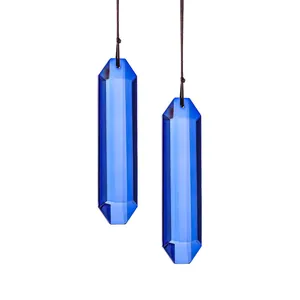 Detailansicht von zwei blauen Kristallprismen für dekorative Garten-Sonnenfänger.