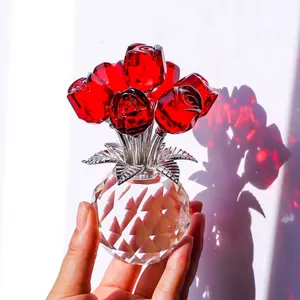 Vista detallada de rosas de cristal rojo en un jarrón de cristal facetado transparente