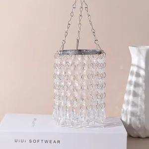 Detalle de atrapasol de cristal de lujo con cuentas facetadas y colgantes elegantes