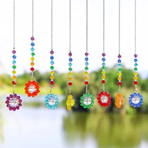 Détail d'attrape-soleil en cristal coloré avec des perles arc-en-ciel à l'extérieur.