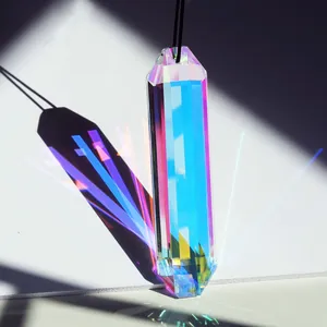 Detailansicht eines irisierenden Kristall-Sonnenfängers mit Regenbogen-Brechung