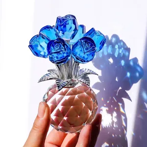 Primer plano de un ramo de rosas de cristal azul en un jarrón de vidrio tallado