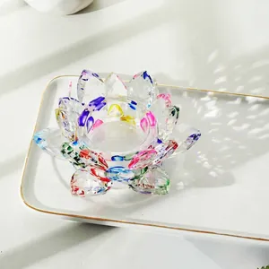 Vista dettagliata di un portacandele a loto in cristallo sfaccettato con riflessi colorati