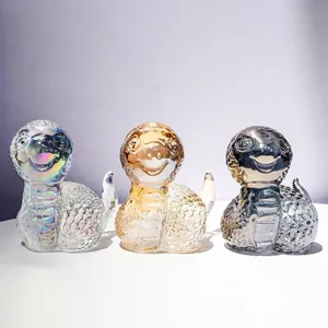 Tre figurine di serpente in cristallo con scaglie dettagliate ed espressioni carine.