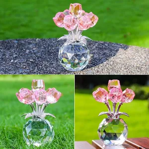 Vista detallada del adorno de flor de tulipán de cristal rosa en diversos entornos al aire libre