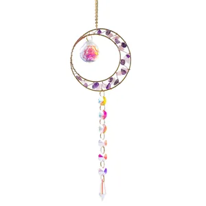 Detailansicht eines handgefertigten Kristall-Sonnenfängers mit bunten Prismen und Amethysten.