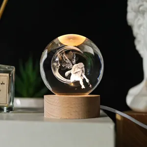 Λεπτομέρεια κρυστάλλινης σφαίρας 3D με νεράιδα στο φεγγάρι και ξύλινη φωτεινή βάση