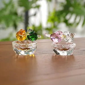 Prachtig paar gefacetteerde kristallen vogelbeeldjes in miniatuur glazen schalen als decor