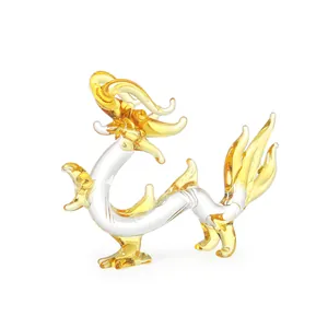 Vue détaillée d'une figurine de dragon du zodiaque chinois en cristal doré brossé.