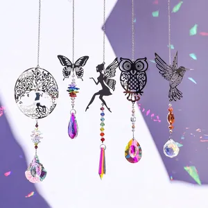 Detalle del juego de 5 atrapasoles de cristal con colgantes de metal de hadas y mariposas