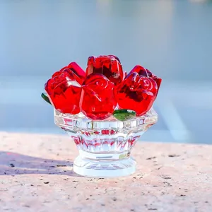 Gros plan détaillé d'un bouquet de sept roses décoratives en cristal rouge dans un panier