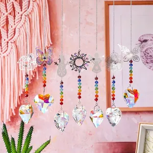 Vista detallada de atrapasoles de cristal con forma de corazón y diseños de ángeles y mariposas