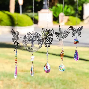 Detalle de cinco adornos colgantes de cristal atrapasol en un jardín soleado