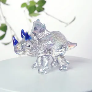 Close-up van een iriserend kristallen triceratops figuurtje met blauwe hoorns voor huis