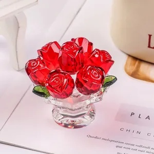 Gros plan d'un élégant panier de roses en cristal rouge pour décoration ou cadeau