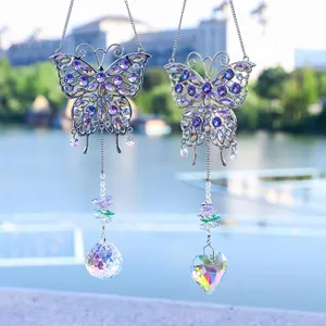 Dettaglio che mostra acchiappasole a farfalla in cristallo con pendenti a forma di cuore