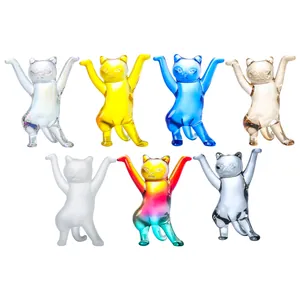 Detailansicht der kreativen hebenden Katzenfiguren in verschiedenen Kristallfarben.