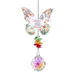 Λεπτομέρεια πεταλούδας suncatcher με κρυστάλλινη σφαίρα και χάραξη για την αδελφή.