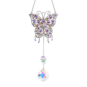 Primo piano di acchiappasole a farfalla in cristallo con strass colorati e sfera sfaccettata