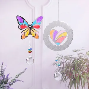 Detailaufnahme von bunten Schmetterling und Herz Sonnenfängern mit Kristallkugeln.