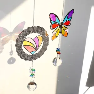 Detail von bunten Herz- und Schmetterling-Kristall-Sonnenfängern mit Regenbogenreflexen