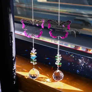 Gros plan sur des attrape-soleil en cristal papillon avec inscriptions en anglais