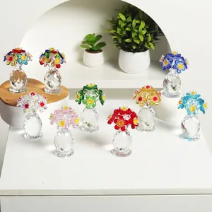 Sammlung verschiedener bunter Kristall-Sonnenblumenfiguren auf einem weißen Stand