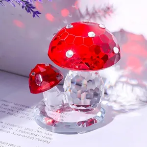 Détail macro de figurines de champignons en cristal facetté rouge avec strass brillants.
