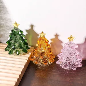 Primo piano di ornamenti per alberi di Natale in vetro colorato con puntali a stella