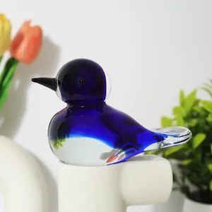 Vue détaillée d'une figurine d'oiseau en verre bleu faite main aux finitions translucides