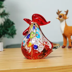 Vue détaillée d'une figurine de coq en verre soufflé coloré pour la décoration intérieure.