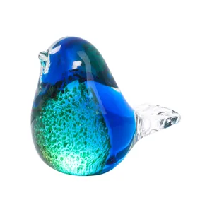 Vue détaillée d'une figurine d'oiseau en verre soufflé bleu et vert avec bulles