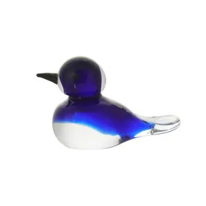 Vue détaillée d'une figurine d'oiseau en verre bleu et transparent faite à la main