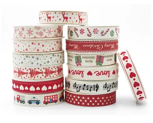 Nahaufnahme von 25mm bedruckten Baumwollbändern mit Weihnachts- und Herzmotiven.