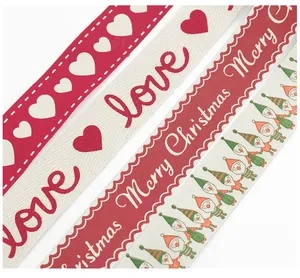 Nahaufnahme von 25 mm Baumwollbändern mit Herz-, Liebes- und Weihnachtsmotiven