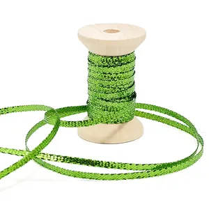 Metaalgroen plat lint op houten spoel voor geschenkdoosdecoratie en bloemenverpakking
