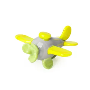 Primer plano de un avión de juguete de cristal amarillo y gris hecho a mano para decorar