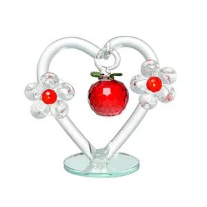 Élégant ornement en cristal en forme de cœur avec pomme rouge facettée et fleurs